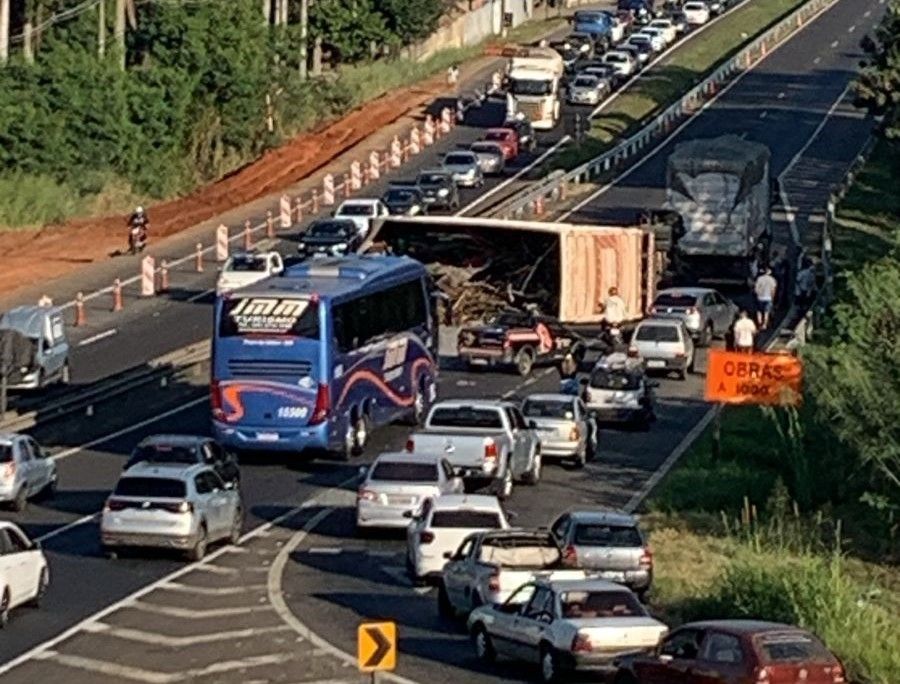 Carreta tombada na Rodovia Luiz de Queiroz em Piracicaba; equipes da polícia orientam motoristas. Reprodução: Globo