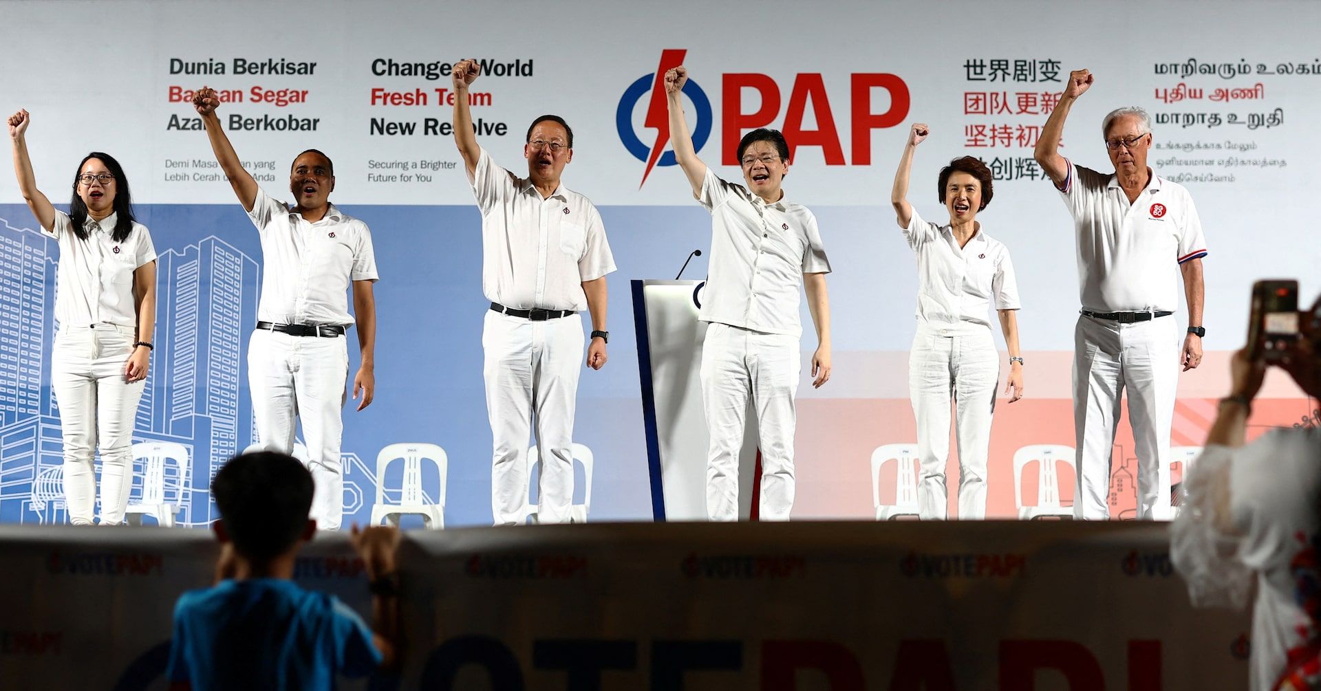 Cidadãos de Cingapura se preparam para as eleições parlamentares com 11 partidos na disputa. Reprodução: Reuters