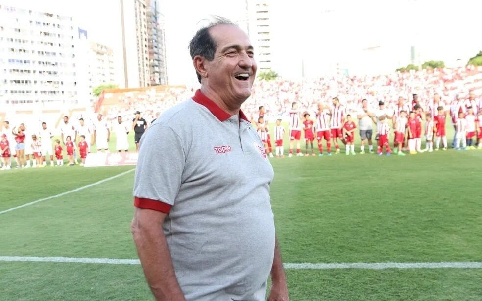 Muricy Ramalho veste a camisa do Náutico em jogo histórico na Copa do Brasil. Reprodução: Lance.