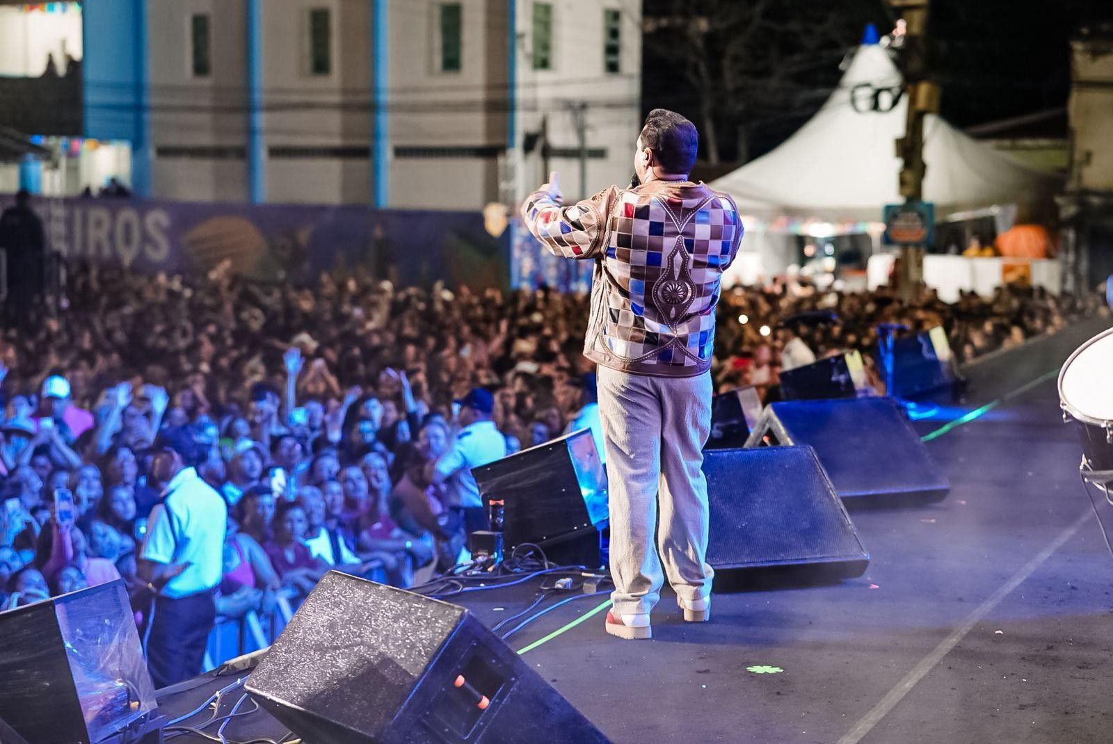 Xand Avião se apresenta no São João 2025 de Campina Grande, misturando forró tradicional e pop. Reprodução: Erickson Nogueira/g1