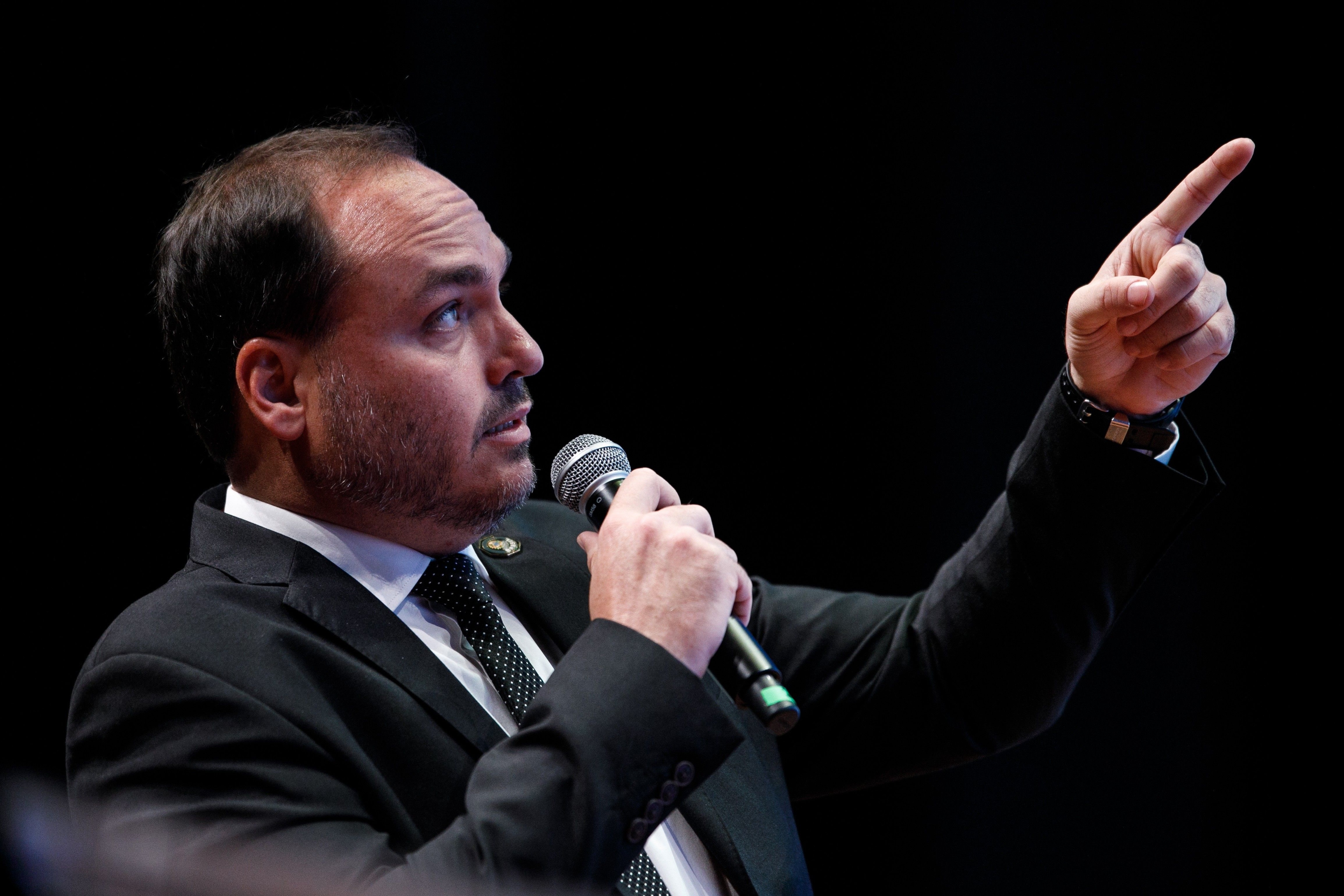 Carlos Bolsonaro anuncia candidatura ao Senado em 2026, gerando reações nas redes sociais. Reprodução: Globo