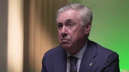 Carlo Ancelotti assiste ao jogo entre Botafogo e Universidad de Chile no Estádio Nilton Santos. Reprodução: Globo