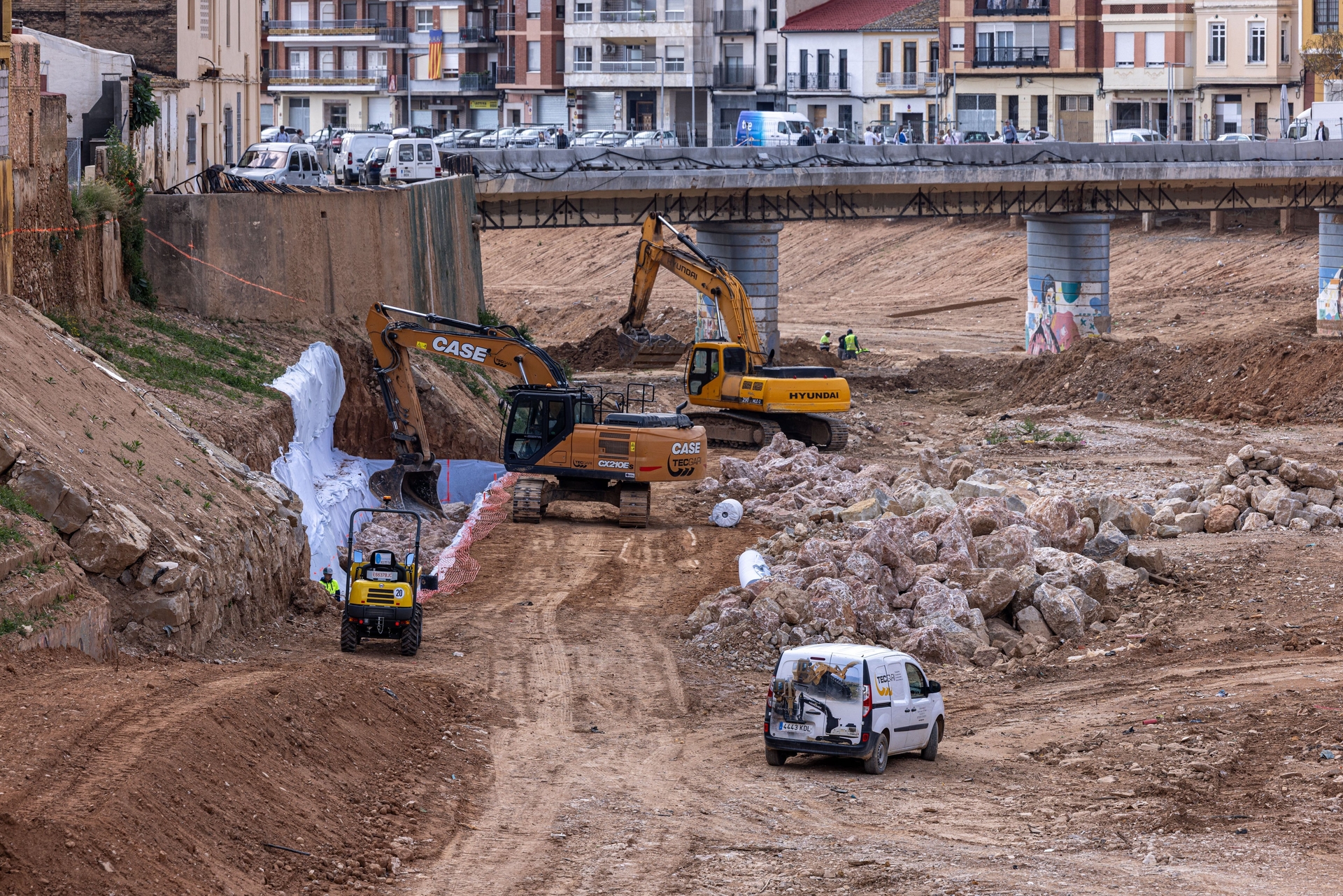 Obras de reparação no barranco do Poyo após desborde mortal em Valencia. Reprodução: El País