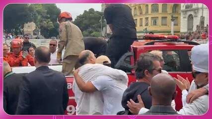 Francisco Gil se despede da mãe, Preta Gil, em momento de emoção no velório. Reprodução: gshow