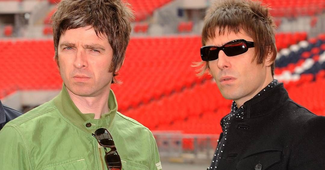 Fãs do Oasis se reúnem em Cardiff para show inaugural da nova turnê da banda. Reprodução: Veja