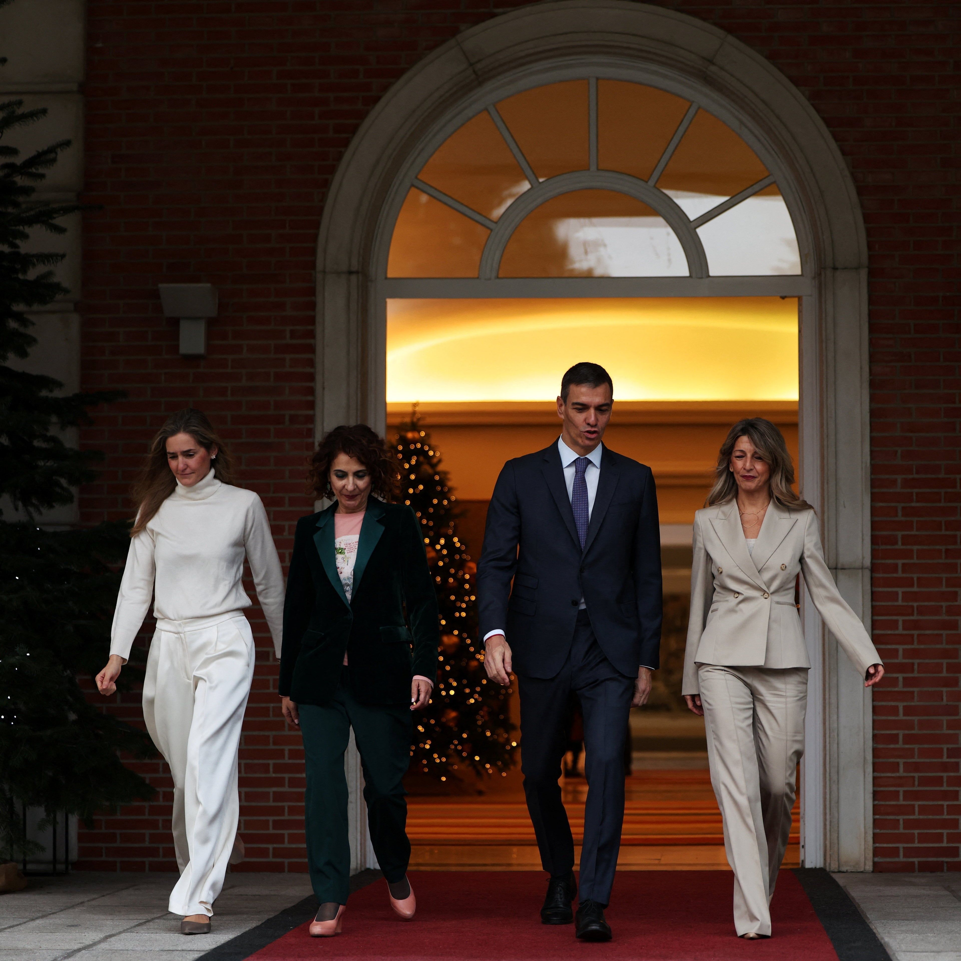 Ministras da Segurança Social e do Trabalho apresentam medidas sem aval parlamentar.. Reprodução: Elpais