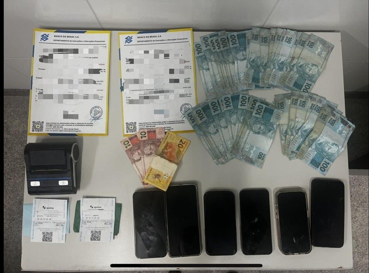 Grupo é preso pela polícia ao tentar aplicar golpe do bilhete premiado em agência bancária no Recife. Reprodução: Globo