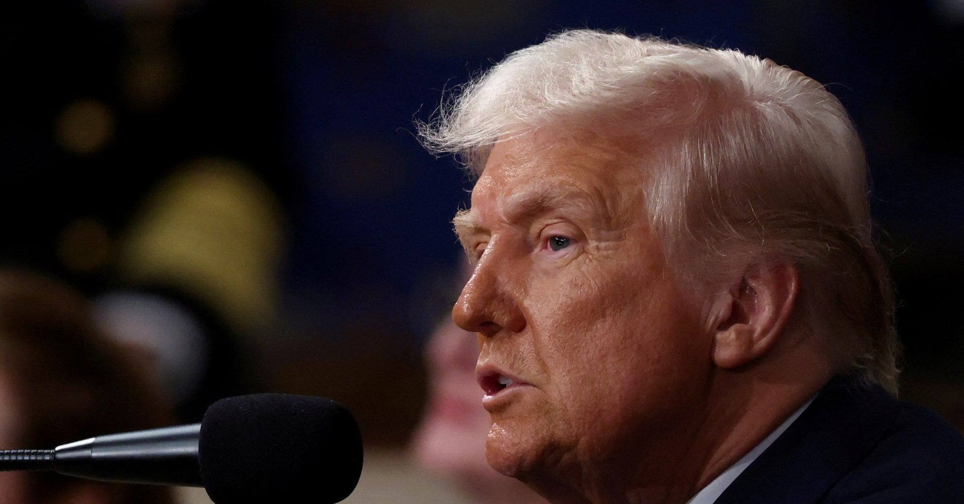 Trump Enfrenta Supremo por Cortes em Treinamento de Professores