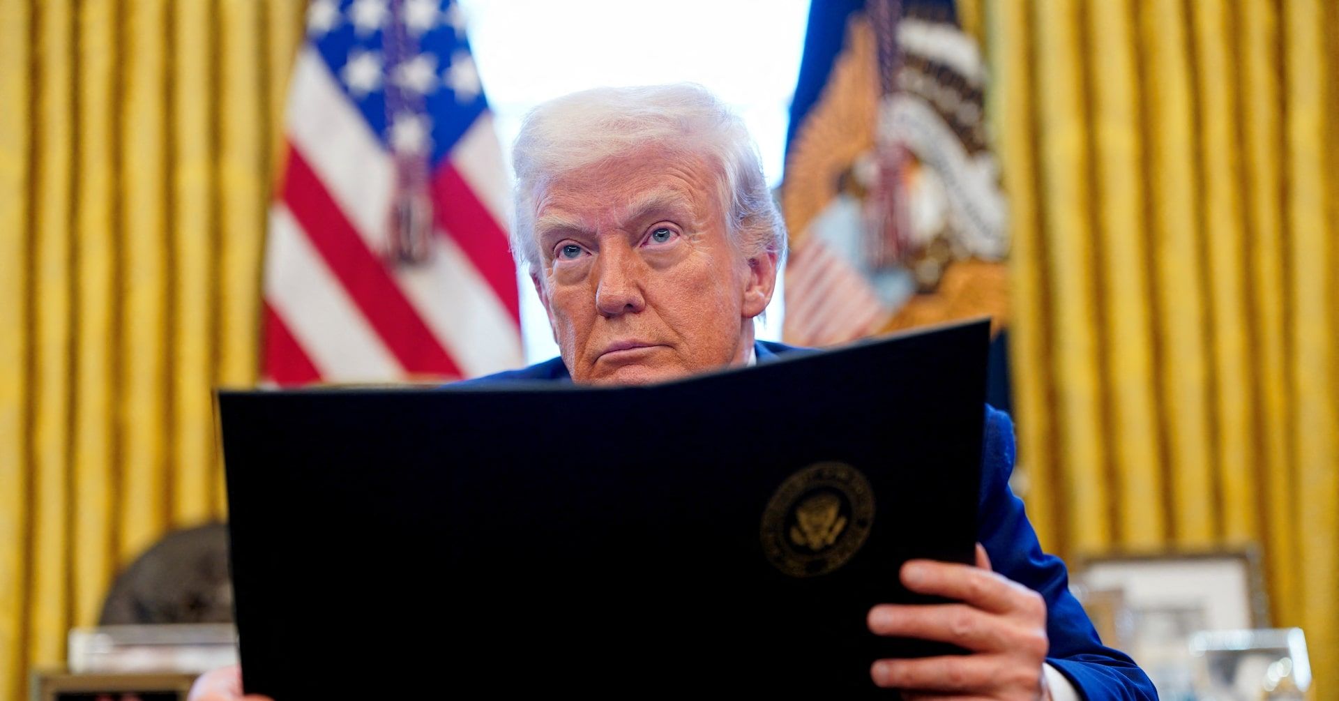 Donald Trump assina ordem para flexibilizar restrições de pressão da água em chuveiros. Reprodução: Reuters