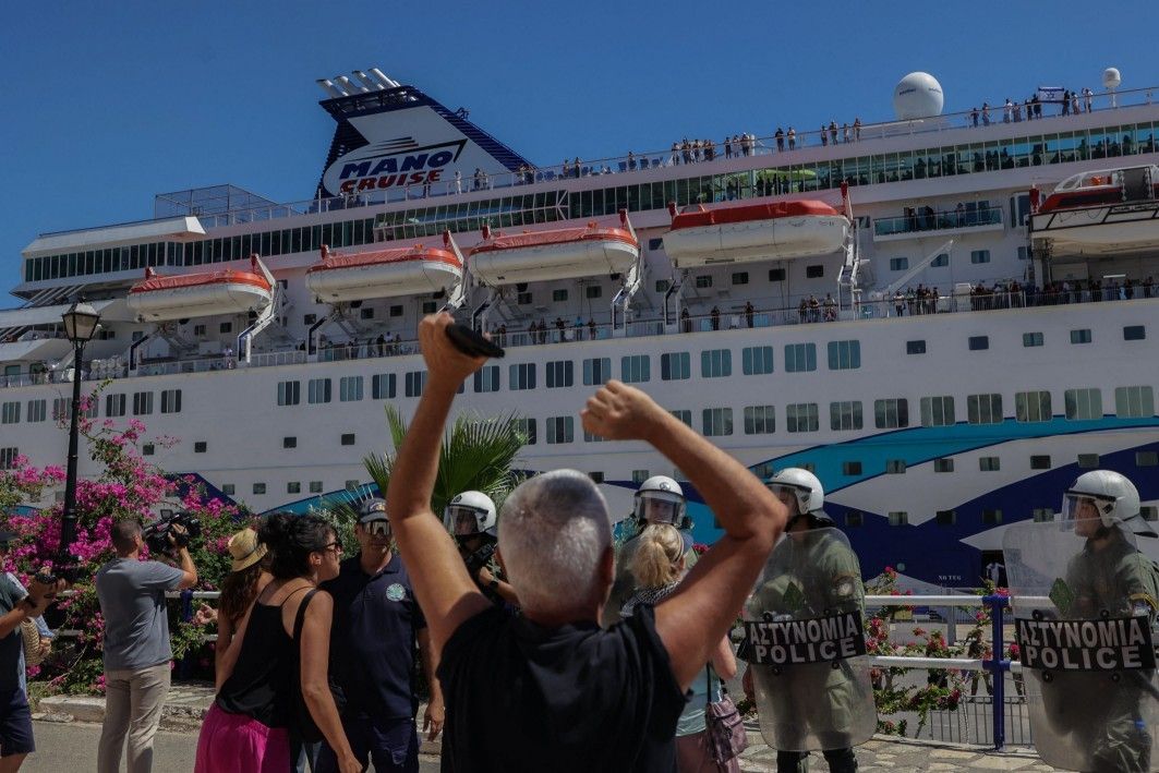 Polícia grega confronta manifestantes que impedem desembarque de turistas israelenses na ilha de Creta. Reprodução: Globo