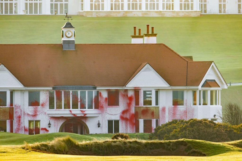 Ativistas vandalizam campo de golfe de Trump na Escócia
