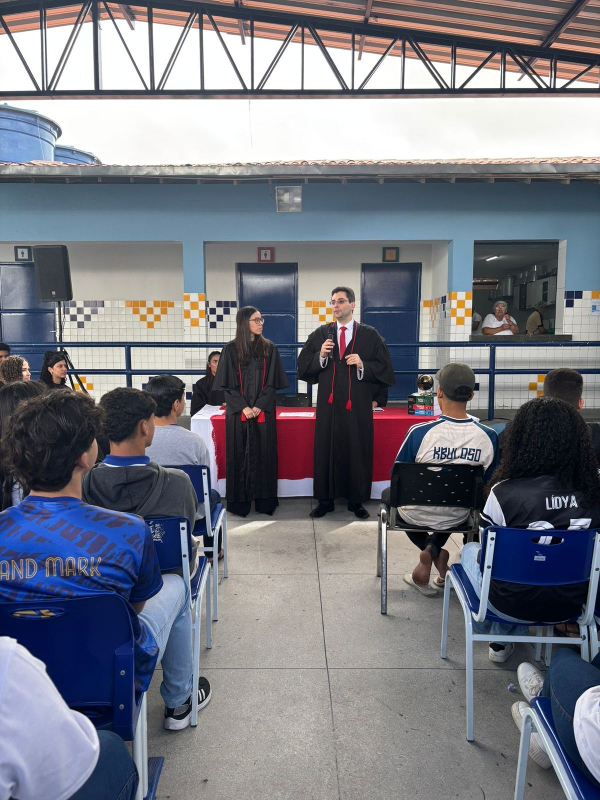 Estudantes participam de simulação de Júri na Escola Estadual Ormindo Barros. Legenda da imagem. Reprodução: Retorno do item 11