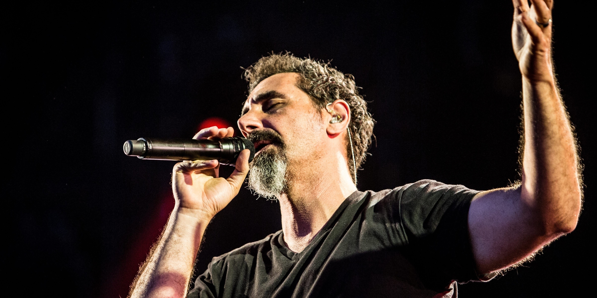 Serj Tankian se apresenta no Firenze Rocks Festival, na Itália, em 2017. Reprodução: Business Insider