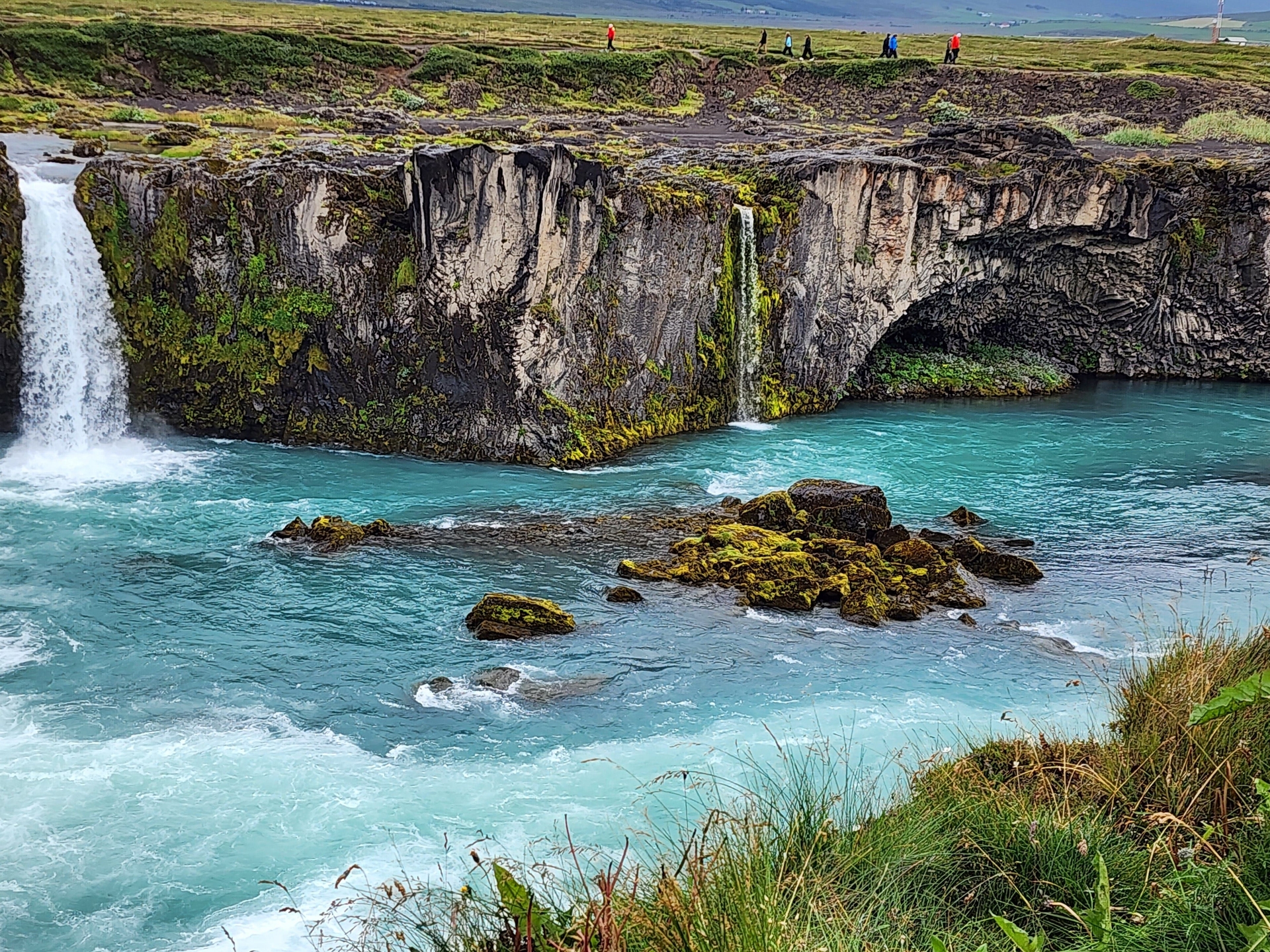 Jennifer McGuire desfruta de um cruzeiro luxuoso pela Islândia, explorando paisagens deslumbrantes e cidades pitorescas. Reprodução: Business Insider