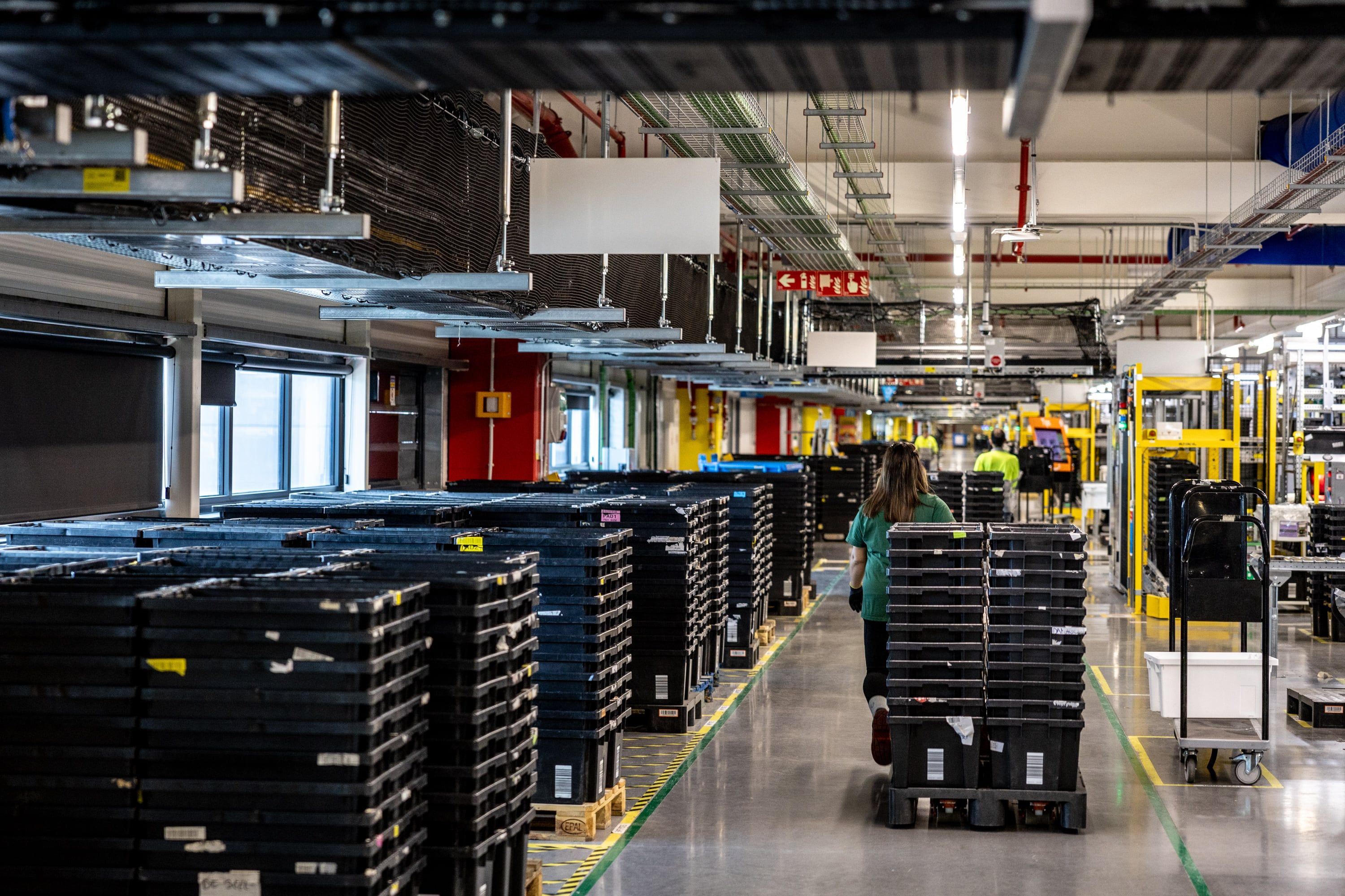 Instalações da Amazon Illescas sob vigilância do uso de algoritmos no ambiente de trabalho. Legenda da imagem. Reprodução: Retorno do item 11