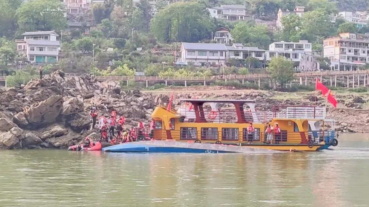 Queda de quatro embarcações no rio Liuchong deixa um turista desaparecido. Reprodução: iG