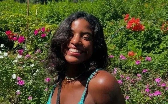 Peritos do IML analisam o corpo de Juliana Marins após acidente fatal na Indonésia.; Reprodução: Globo