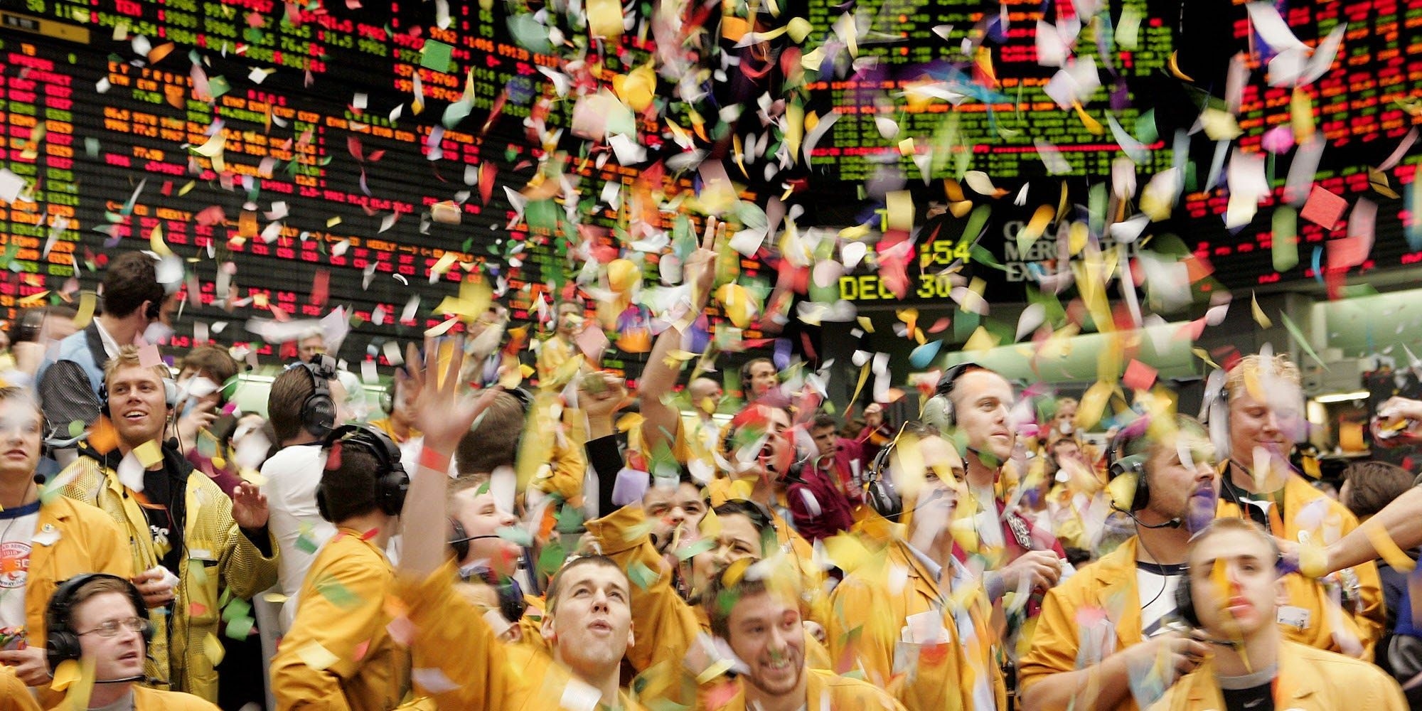 Traders celebram com confete após recuperação surpreendente do mercado de ações. Reprodução: Business Insider