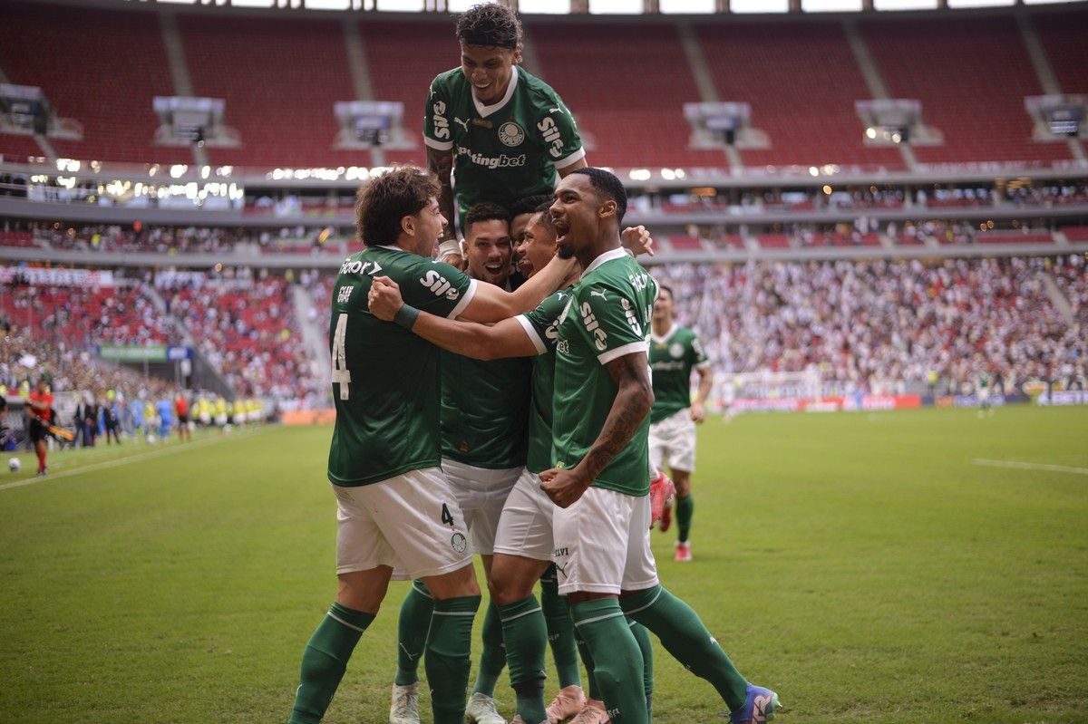 Vitor Roque celebra seu primeiro gol pelo Palmeiras na vitória sobre o Vasco. Reprodução: Globo