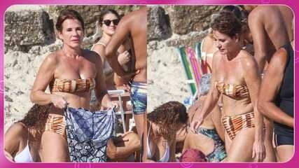 Andréa Veiga aproveita o feriado com estilo na praia de Ipanema. Reprodução: Globo