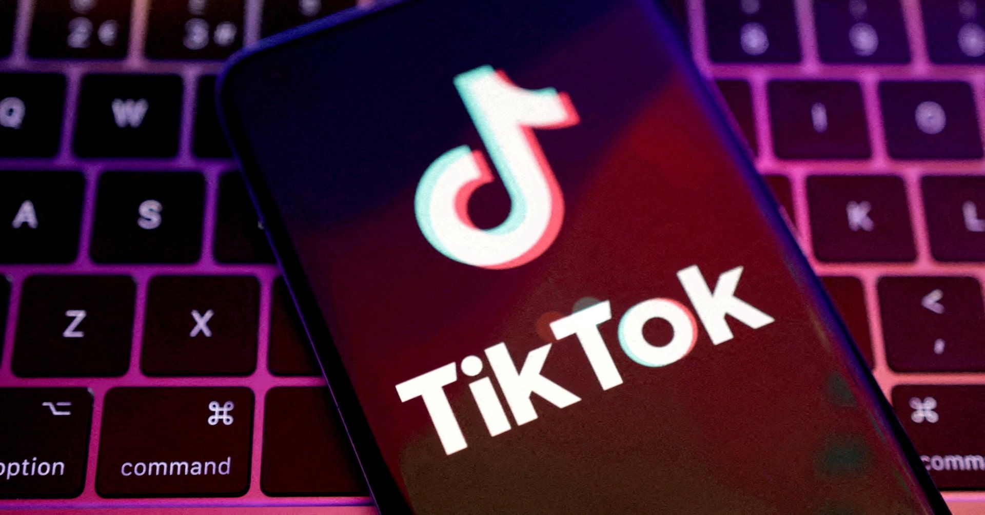 Jovens romenos buscam orientação sobre voto em eleições presidenciais no TikTok.; Reprodução: Reuters