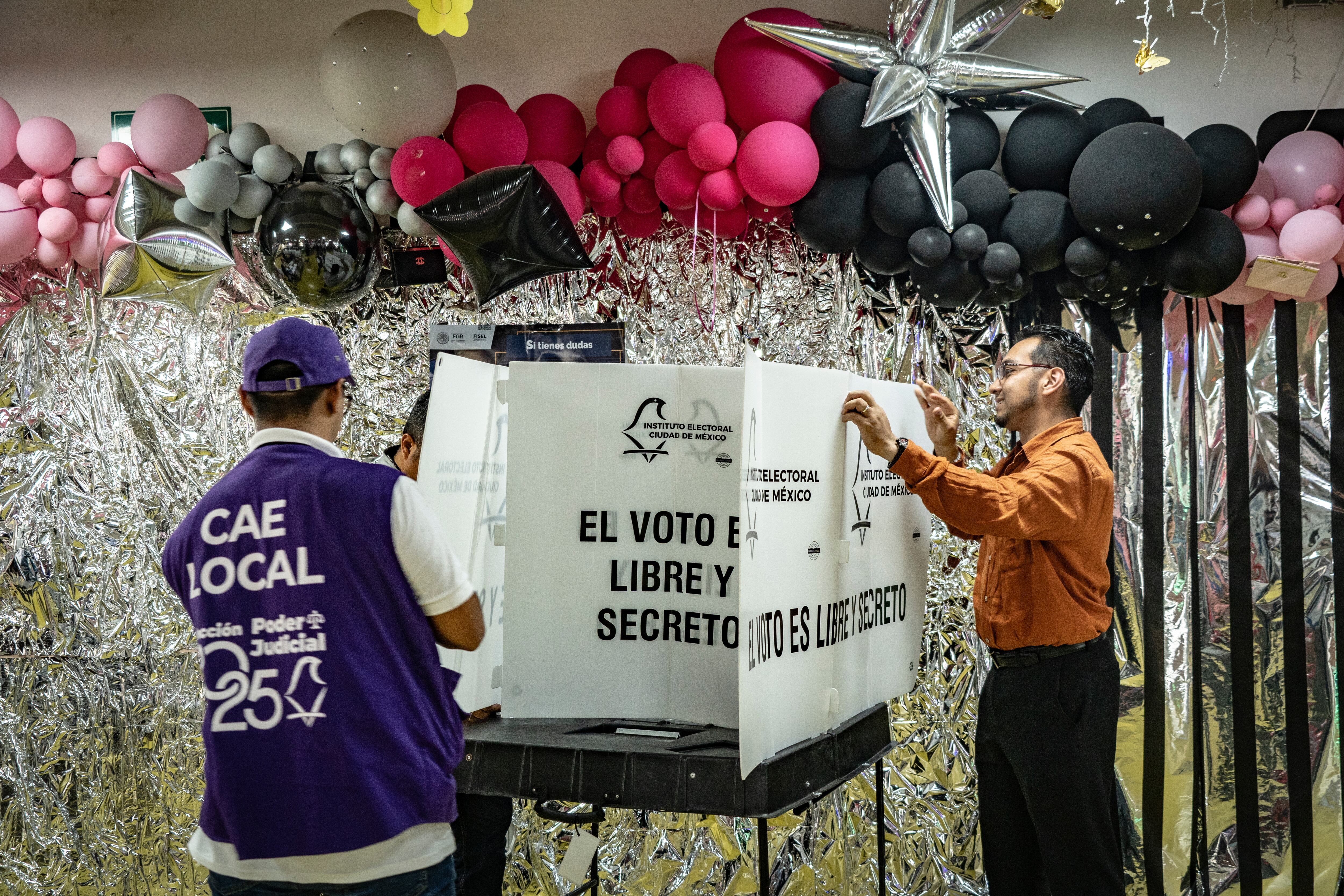 Instalação de uma casinha eleitoral em Cidade do México durante as primeiras eleições judiciais. Reprodução: El País