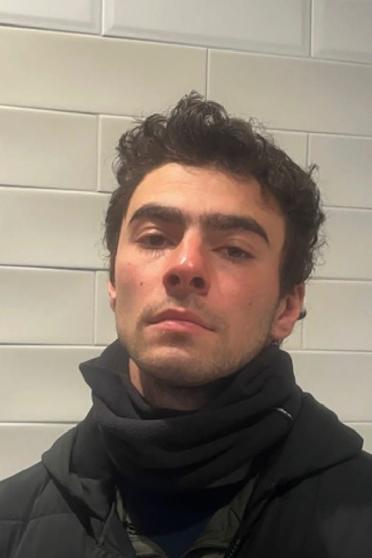 Luigi Mangione, envolvido em caso de homicídio, aparece em foto de prisão na Pensilvânia. Reprodução: Business Insider