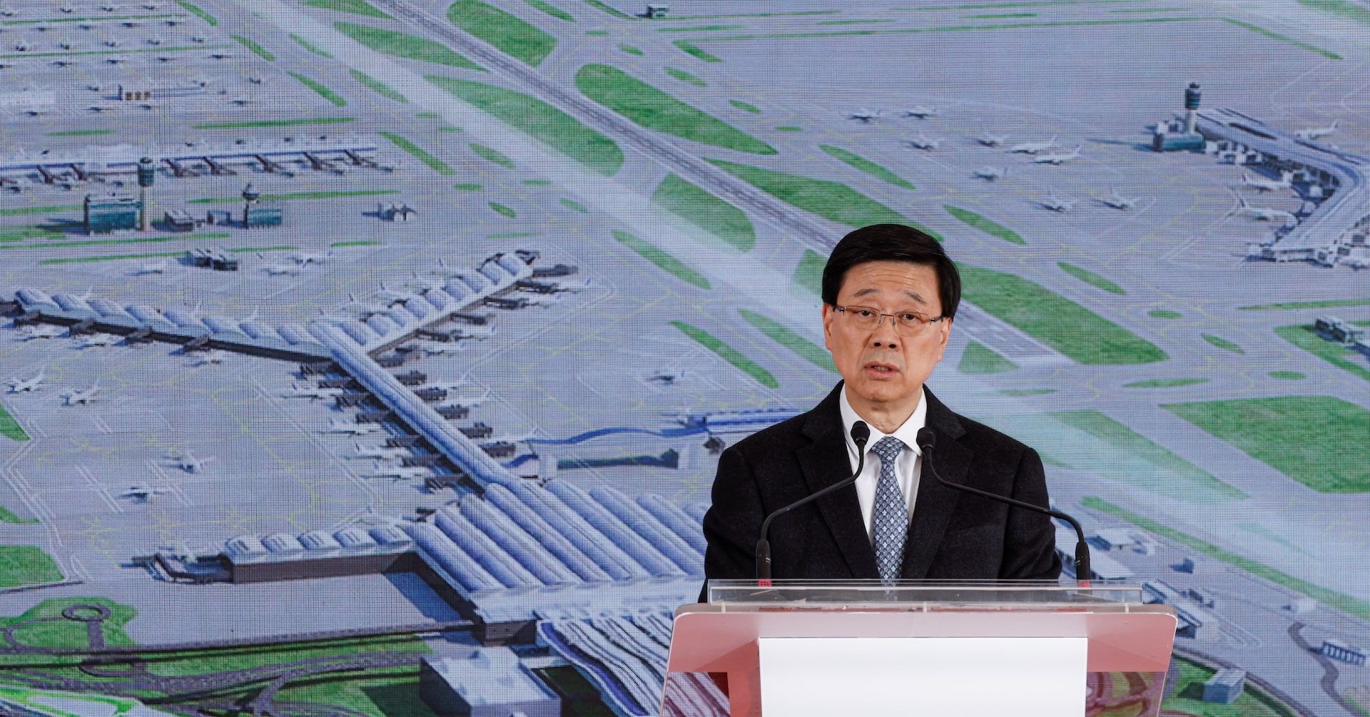 John Lee, líder de Hong Kong, defende assinatura de acordos comerciais para reduzir riscos da guerra comercial. Reprodução: Reuters