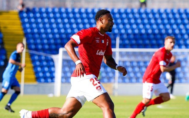 Wendel Silva comemora a histórica classificação do Santa Clara na Conference League. Reprodução: iG
