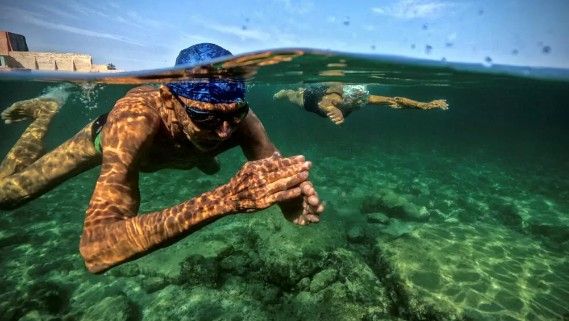 Aposentados encontram no mar uma nova vitalidade com a natação no clube Juventud Acumulada, em Havana.; Reprodução: Globo