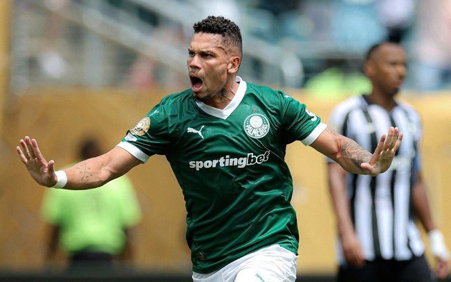 Paulinho do Palmeiras se destaca em partida contra o Botafogo, marcando um gol na prorrogação. Reprodução: iG Esporte