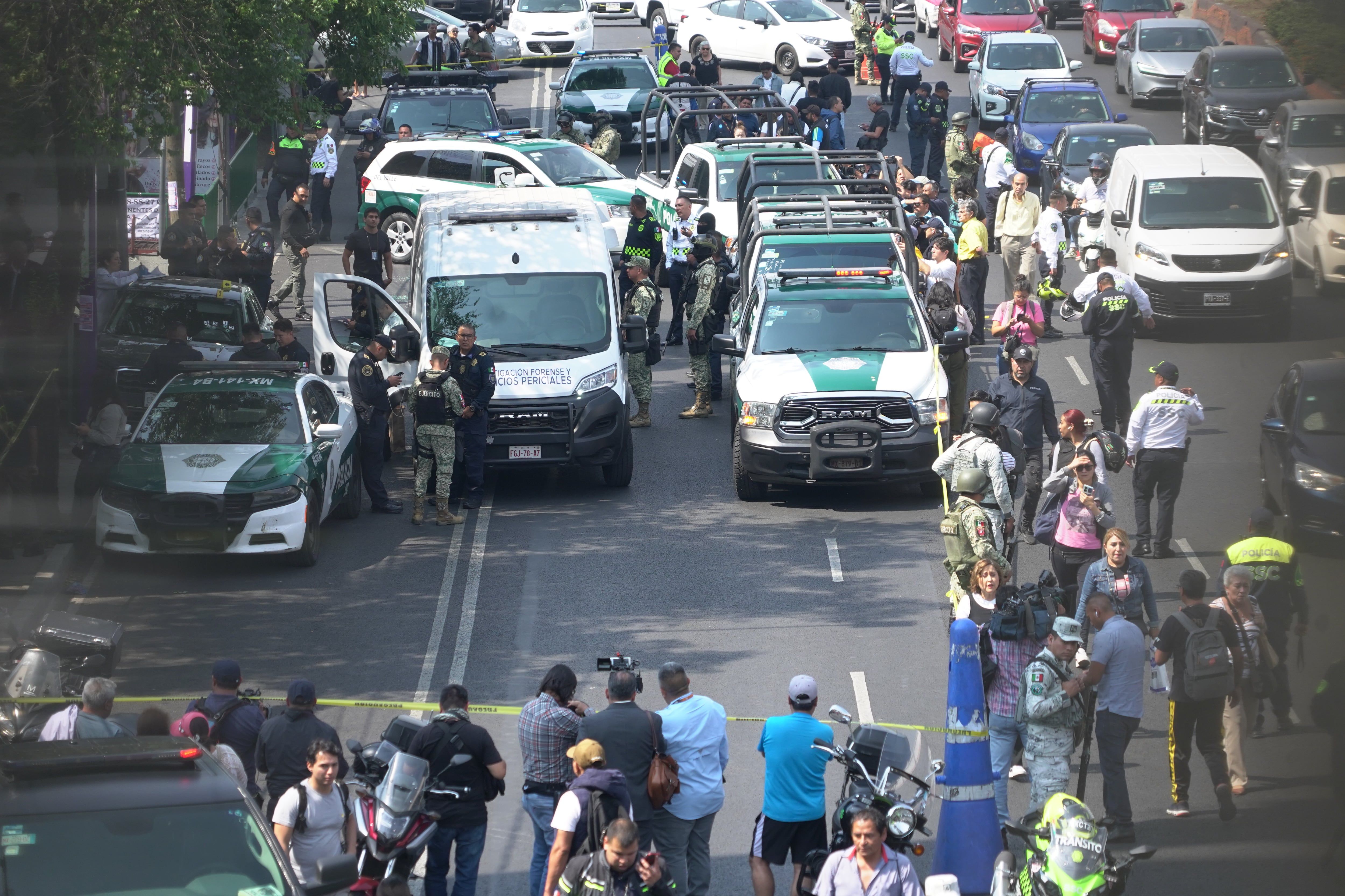 Peritos e integrantes de segurança investigam o atentado contra colaboradores de Clara Brugada. Reprodução: El País