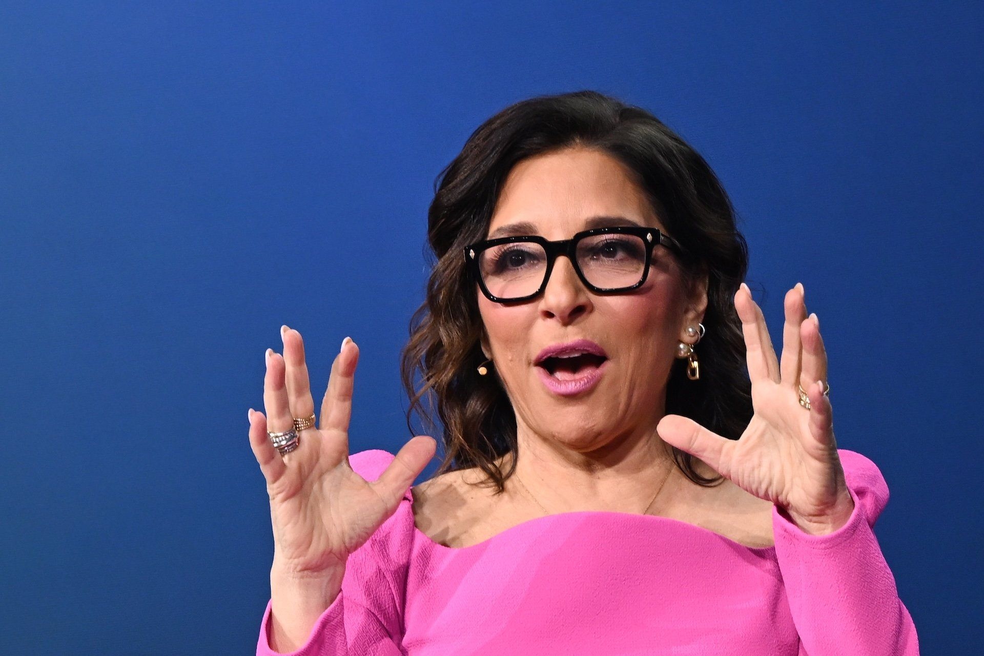 Linda Yaccarino, CEO da X Corp, discursa no CES 2025 em Las Vegas. Reprodução: Gizmodo.