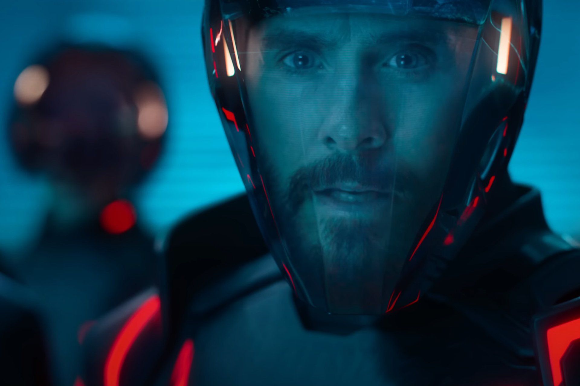 Jared Leto em cena de 'Tron: Ares', filme que enfrenta desafios legais para uso de IA. Reprodução: Gizmodo