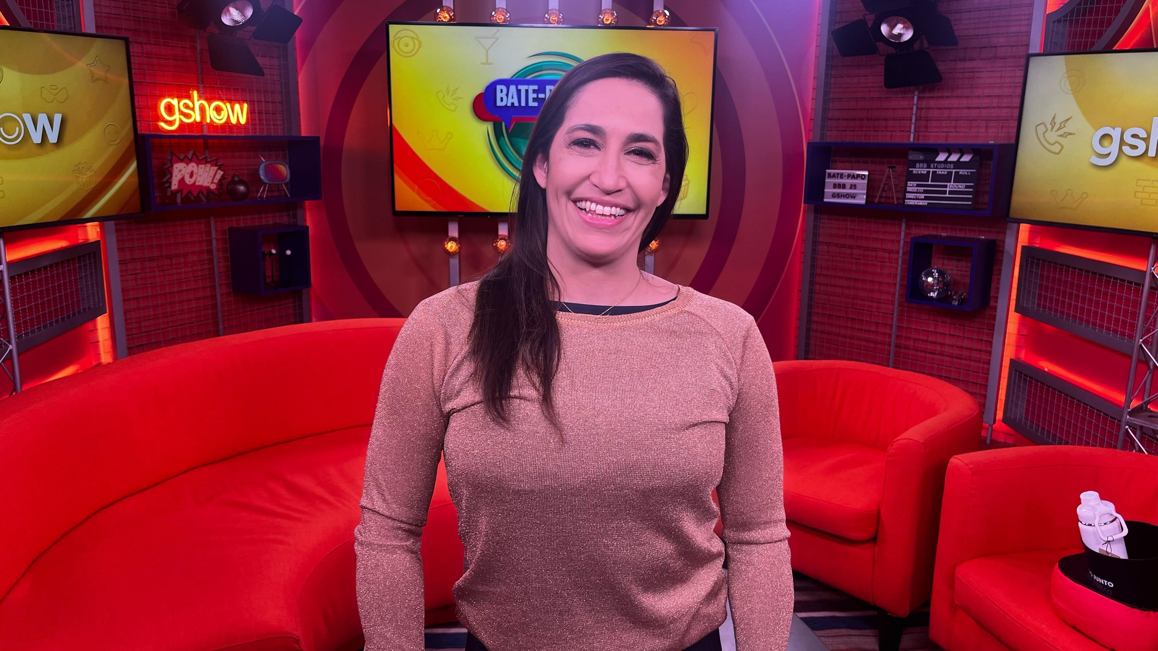 Ginasta ri de memes enquanto conversa com o marido durante o reality. Reprodução: Globo