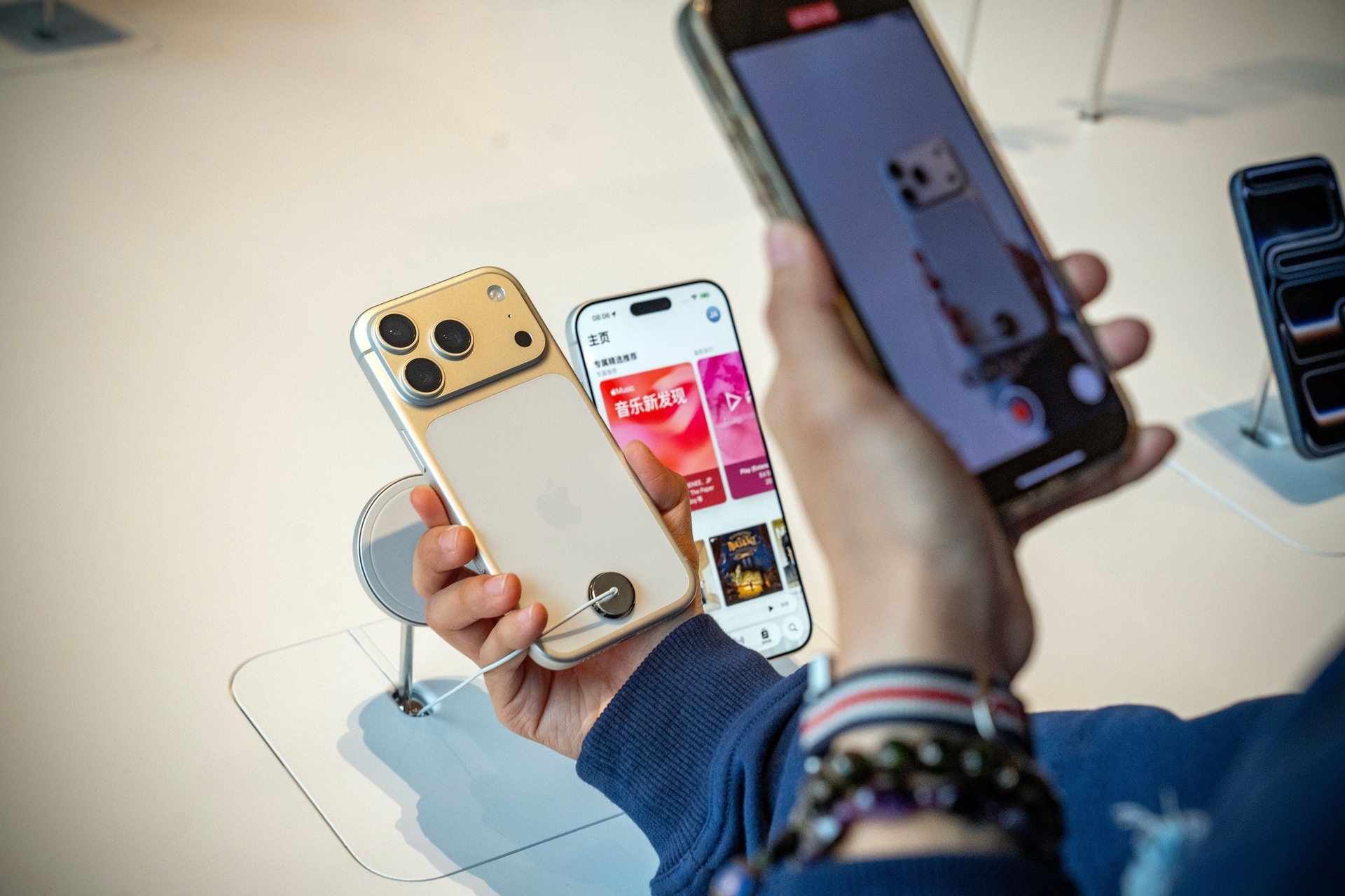 iPhone 17 Pro amplia câmeras para conteúdo profissional com 48 MP e zoom óptico de 8x. Reprodução: Retorno do item 11