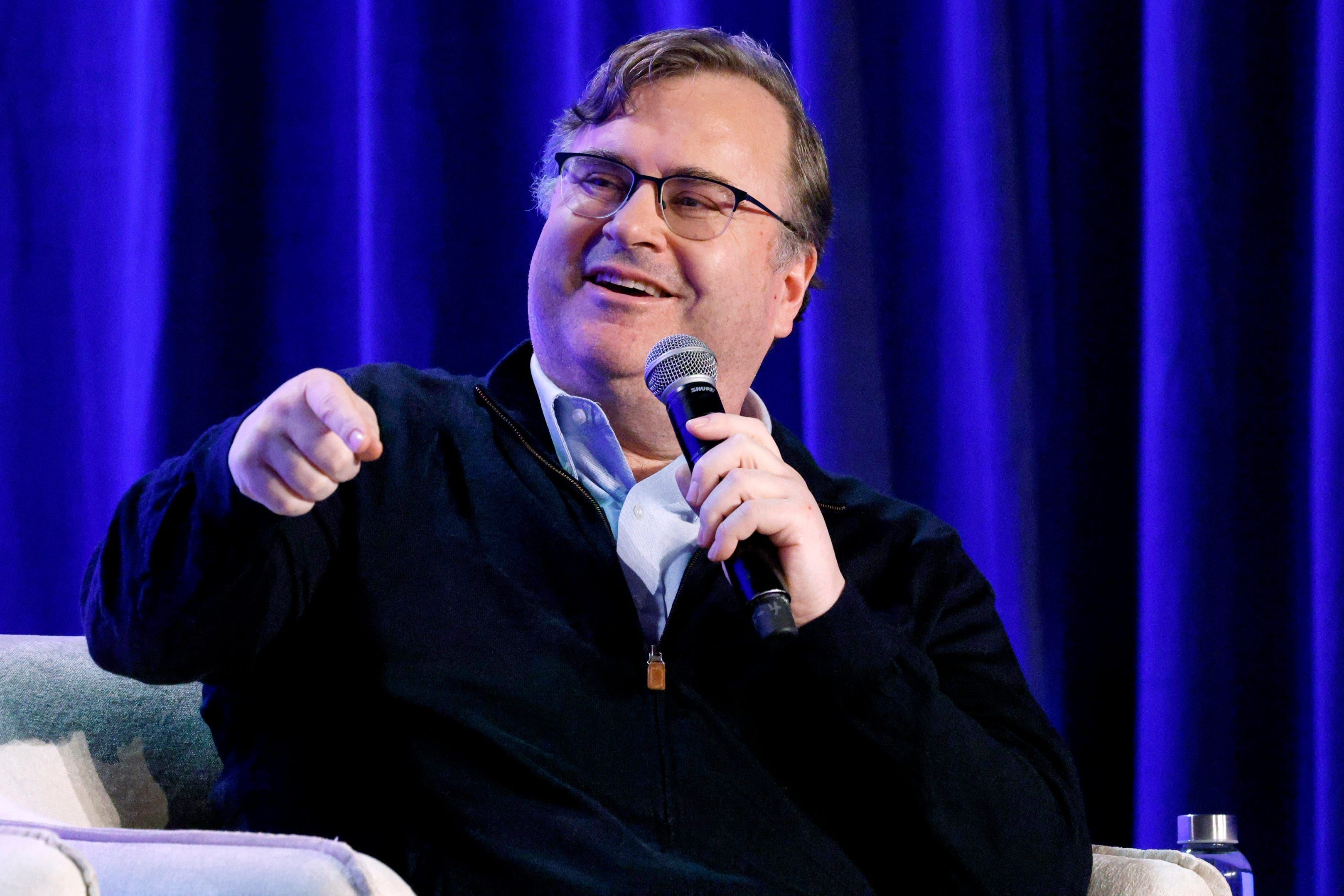 Reid Hoffman destaca a importância de jovens aproveitarem sua familiaridade com IA para se destacar no mercado de trabalho. Legenda da imagem. Reprodução: Business Insider