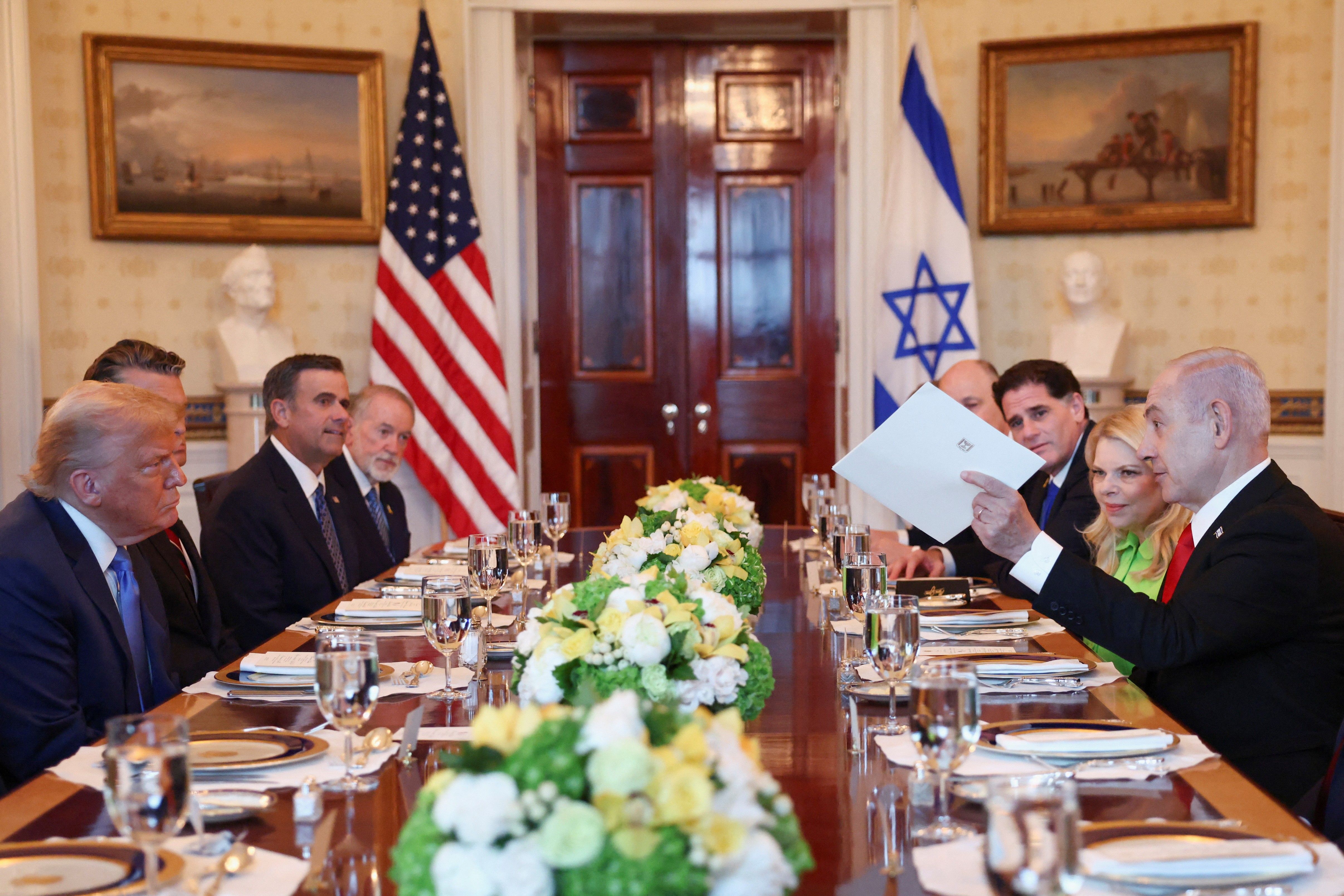 Netanyahu entrega carta a Trump sugerindo o prêmio Nobel da Paz durante jantar na Casa Branca. Reprodução: Globo