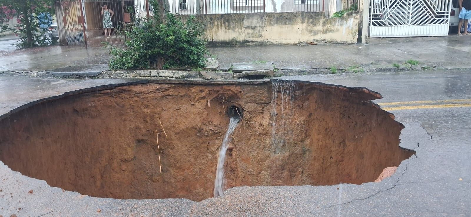 Nova cratera abre, interditando duas casas e um prédio. Reprodução: G1