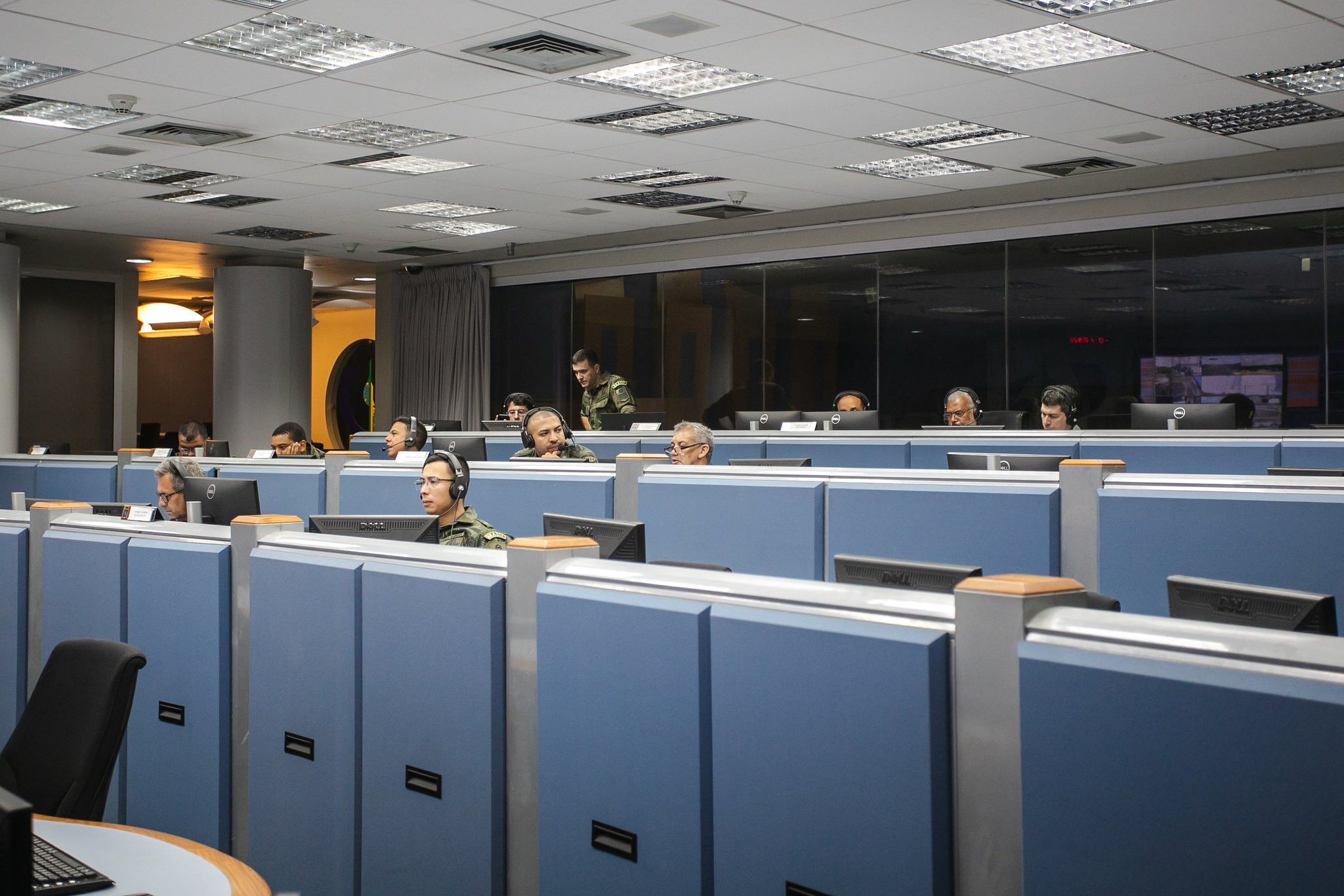 Equipe monitora a sala de controle do 1º voo comercial espacial no Brasil.. Reprodução: G1