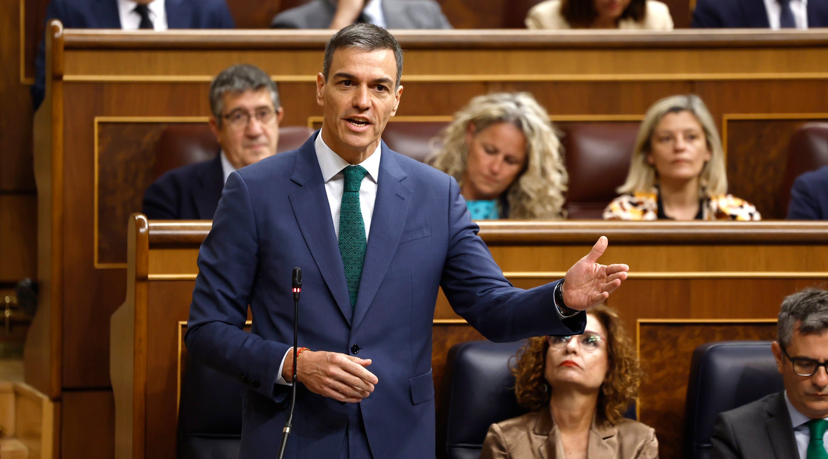 Pedro Sánchez discursa no Congresso durante sessão política importante. Reprodução: El País