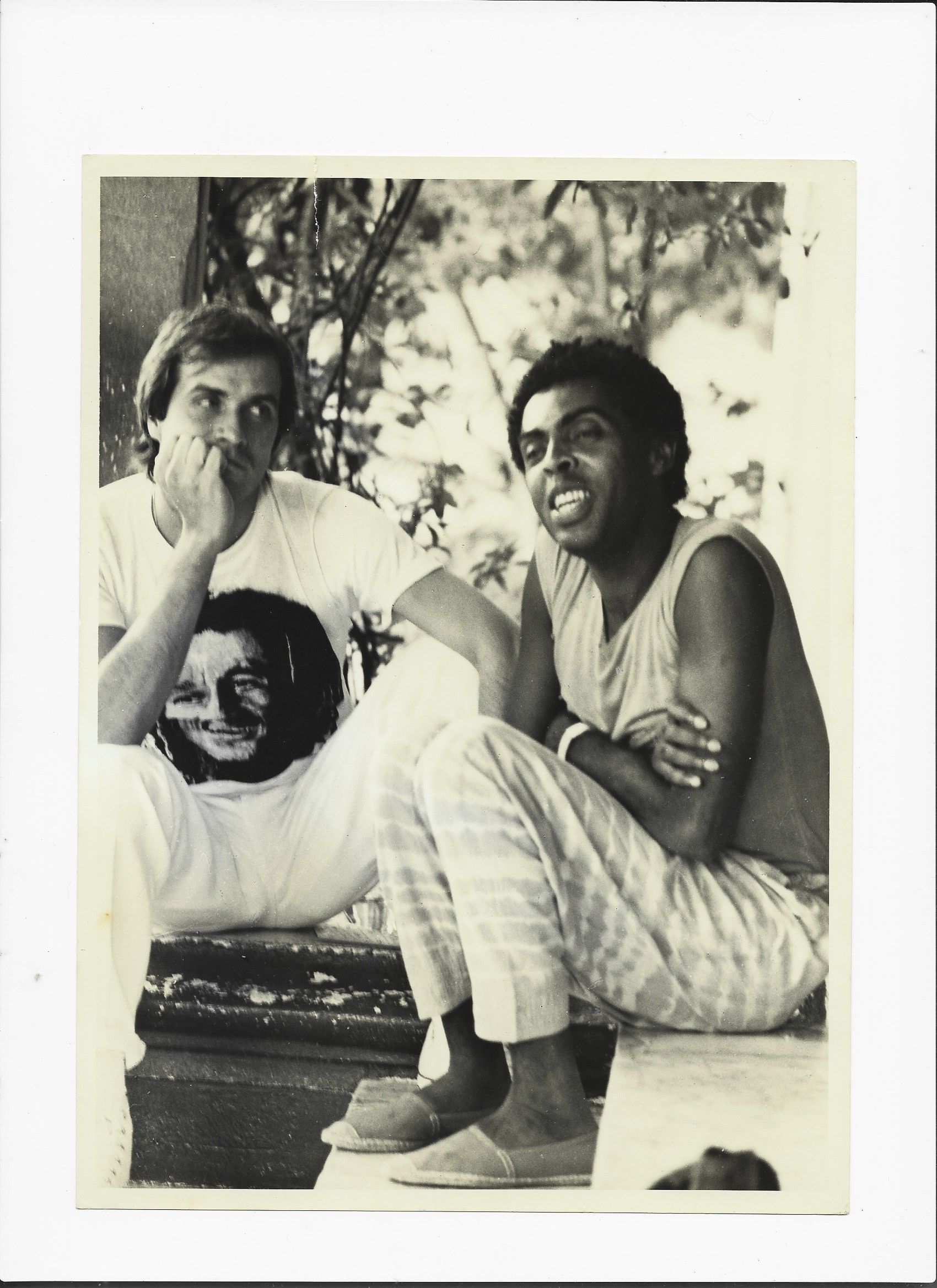 Gilberto Gil e Liminha juntos, discutindo venda de catálogo. Reprodução: Oglobo