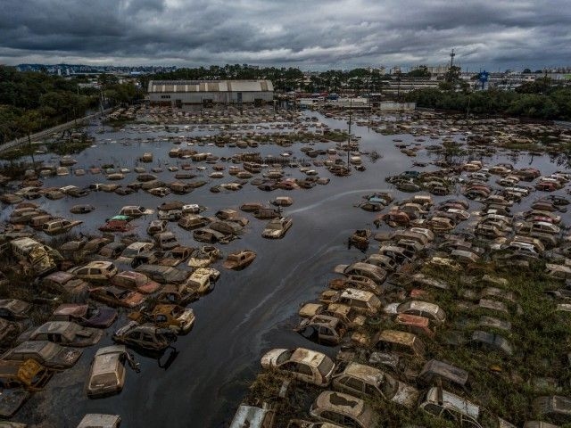 Pátio de sucatas de carros ilustra a urgência de planos de adaptação às mudanças climáticas. Legenda da imagem. Reprodução: Retorno do item 11