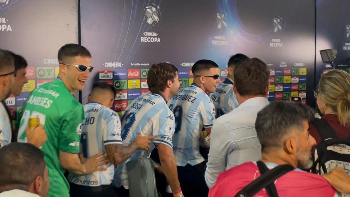 Racing celebra conquista da Recopa com festa e música