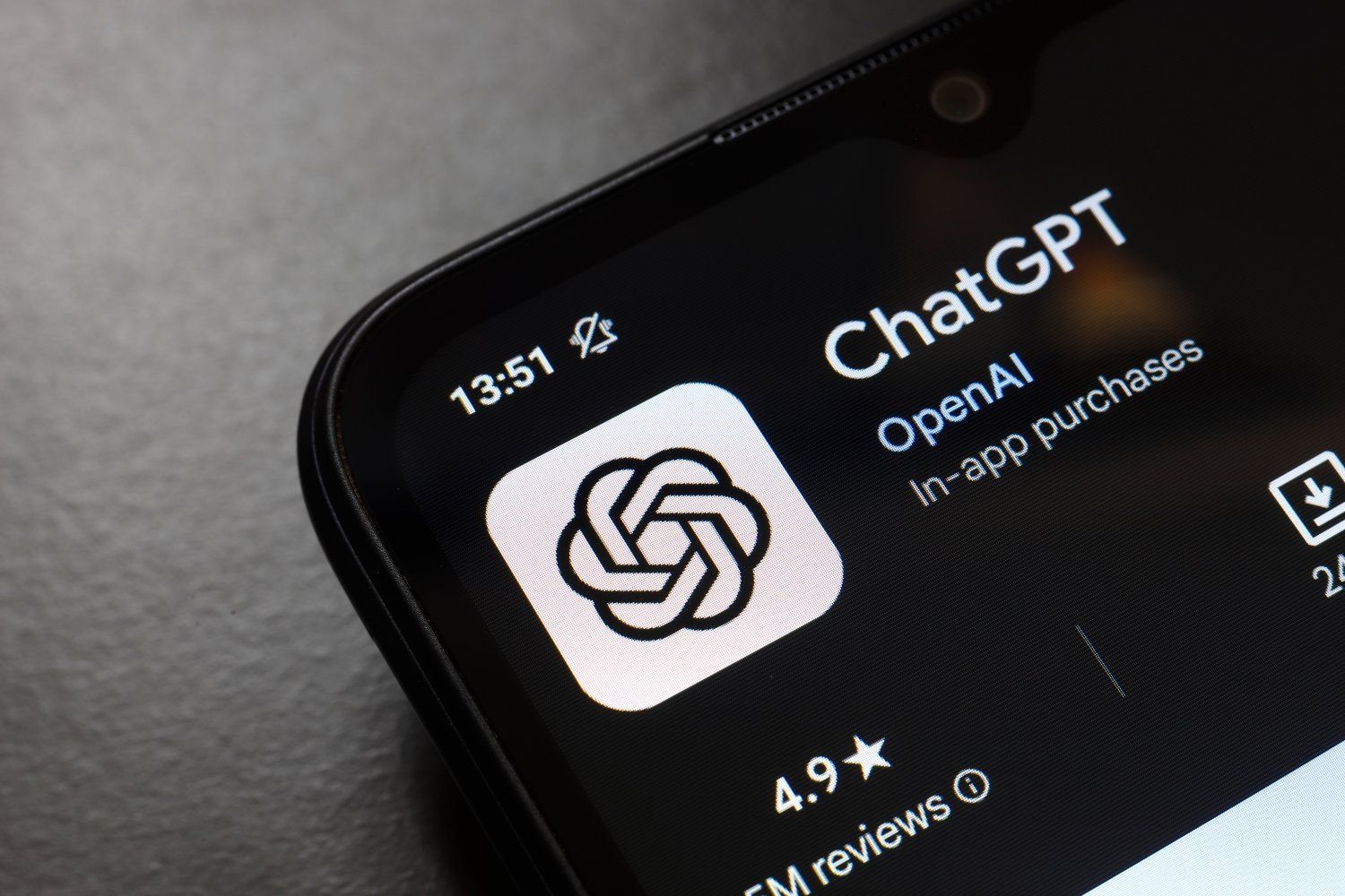 O aplicativo ChatGPT é exibido na tela de um smartphone. Reprodução: Gizmodo.