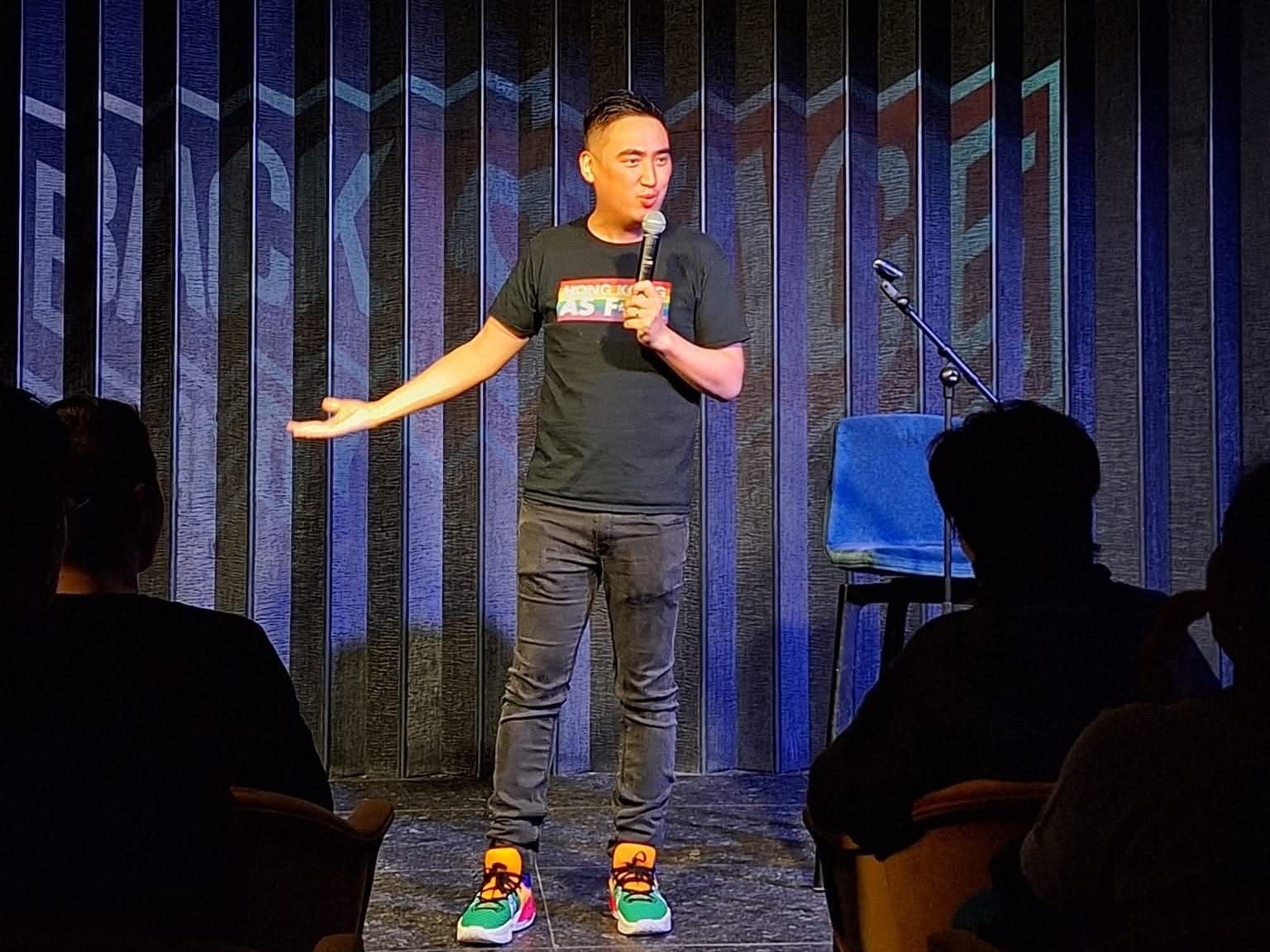 Garron Chiu apresenta stand-up comedy no palco em Hong Kong. Legenda da imagem. Reprodução: Business Insider