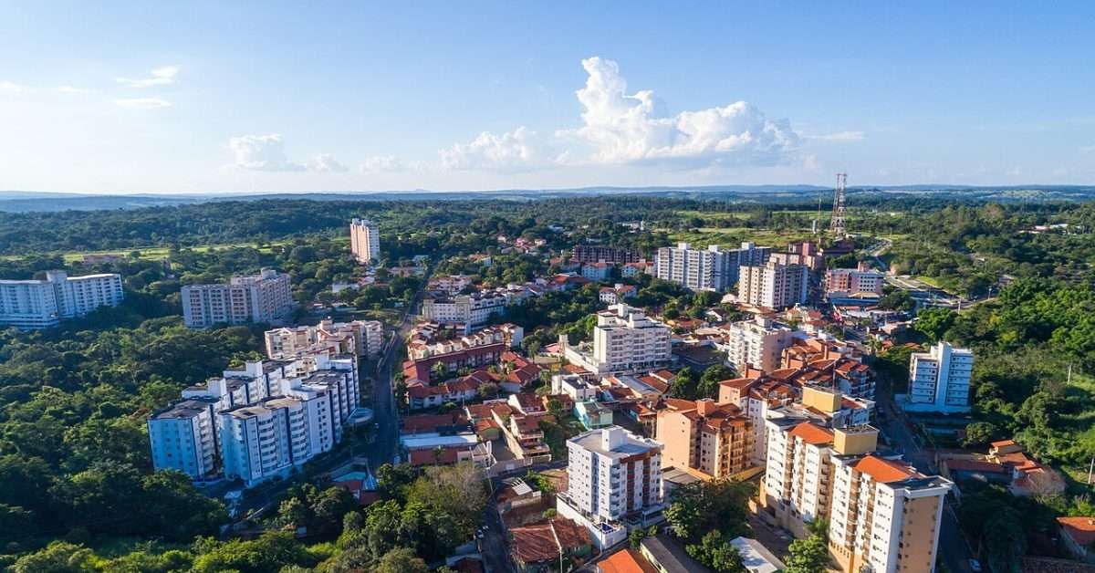 Cidades brasileiras com mais imóveis do que moradores