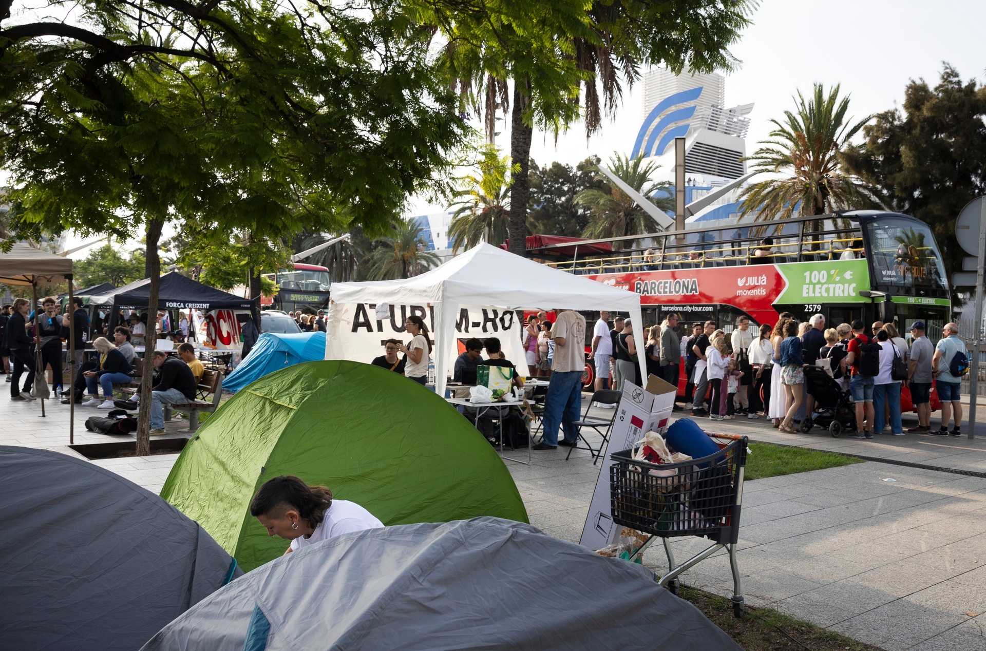 Acampada de solidariedade à Palestina ocorre no terminal do WTC, no porto de Barcelona, nesta sexta. Legenda da imagem. Reprodução: Retorno do item 11