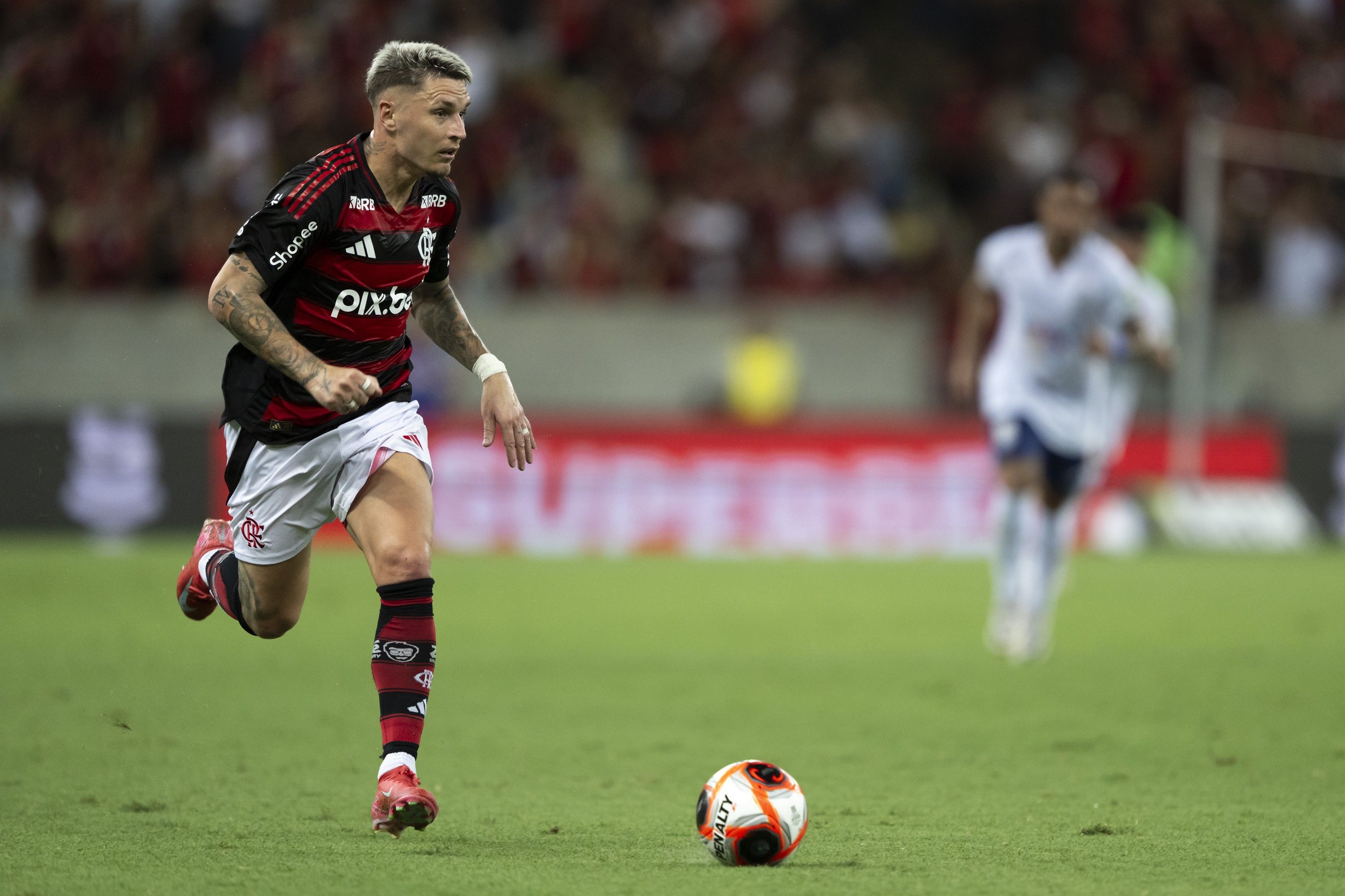 Flamengo prioriza renovação do contrato de Varela