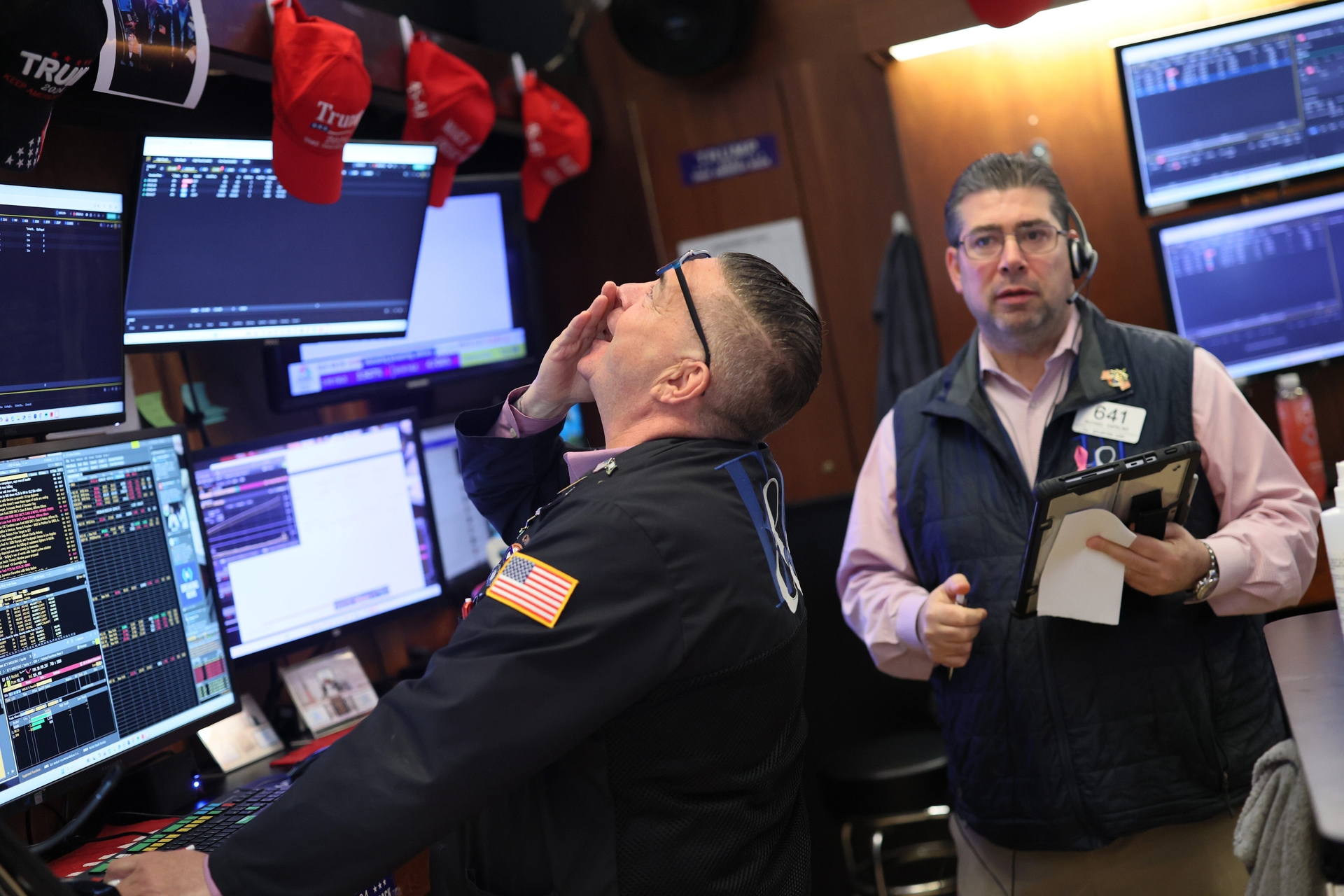 Traders da NYSE observam o impacto da queda do Bitcoin nas ações.. Reprodução: Business Insider